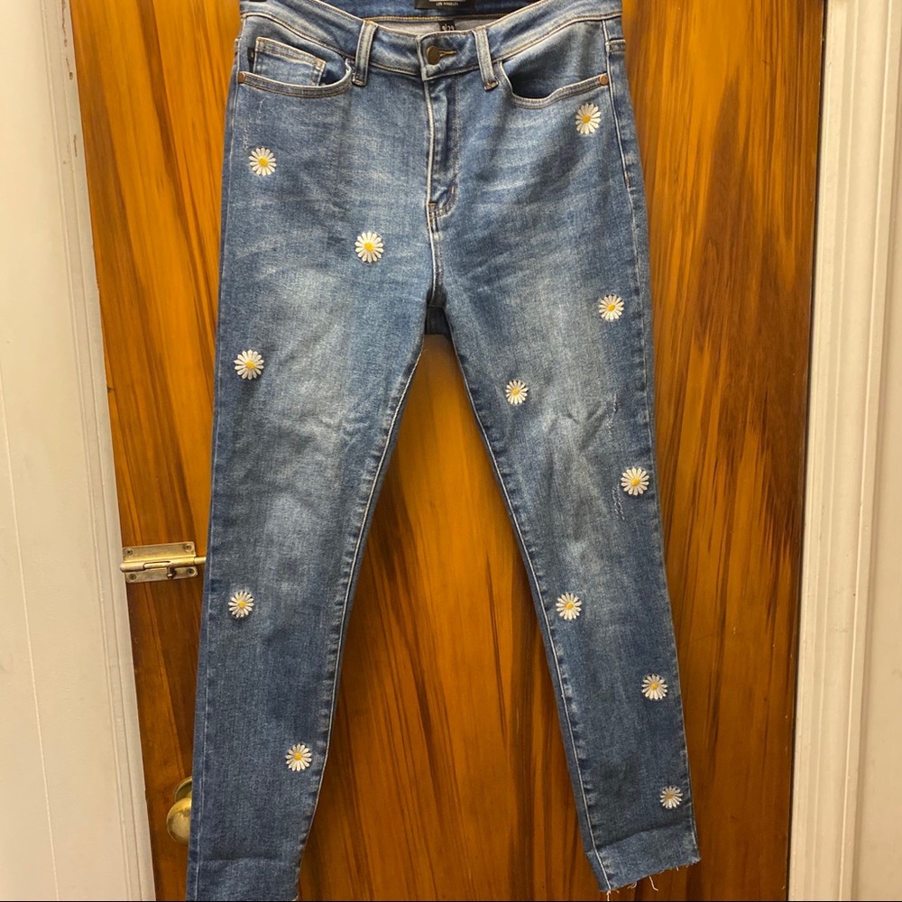 Daisy embroidered high waist jeans